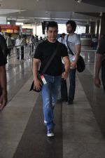 Aamir Khan arrives from auto rickshaw son_s wedding in Benares in Domestic Airport, Mumbai on 26th April 2012 (7).JPG